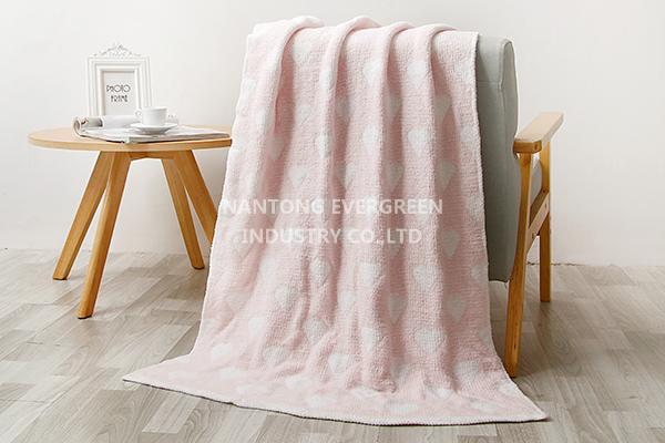 chenille blanket-pink heart