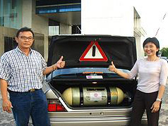 泰国使用CNG瓶改装的奔驰轿车