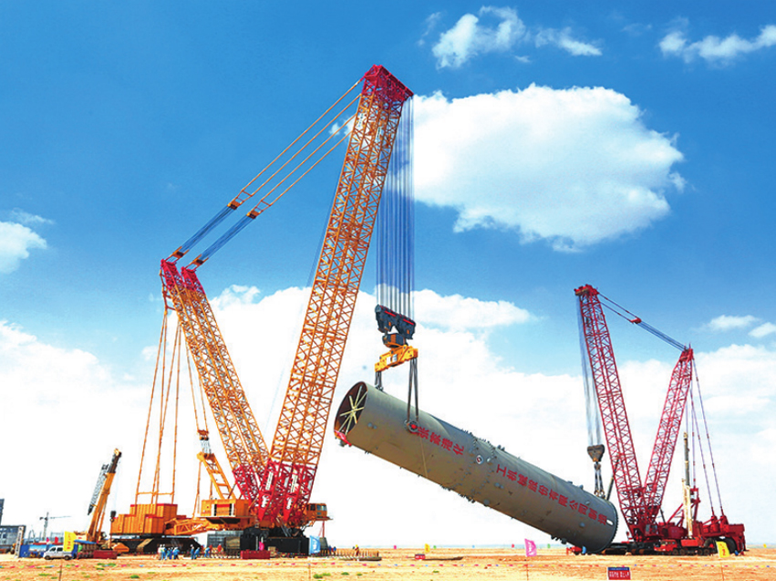 神华宁煤油品合成装置费托反应器下段吊装（吊装 重量 2040 吨、直径 9.68 米、高 54.4 米，2013 年）