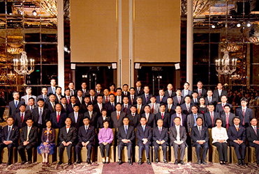 袁占国董事长随中国企业家代表团参加2009年新加坡APEC峰会期间，与国家主席胡锦涛以及其他领导人等合影留念