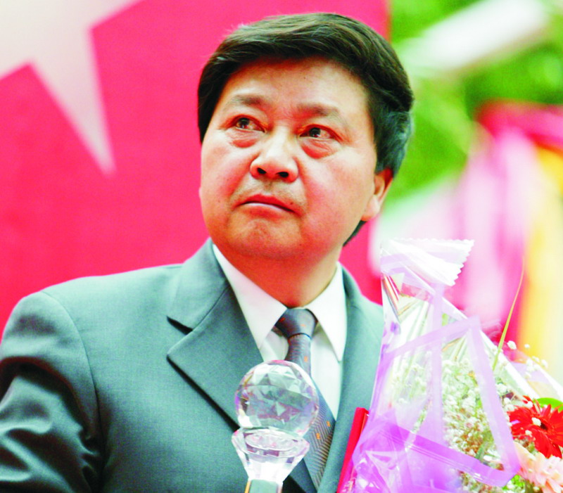 Hope Group Chairman Mr. Yongyan Liu accepting award “The Top Ten Persons of 2003 in Finance” of Sichuan