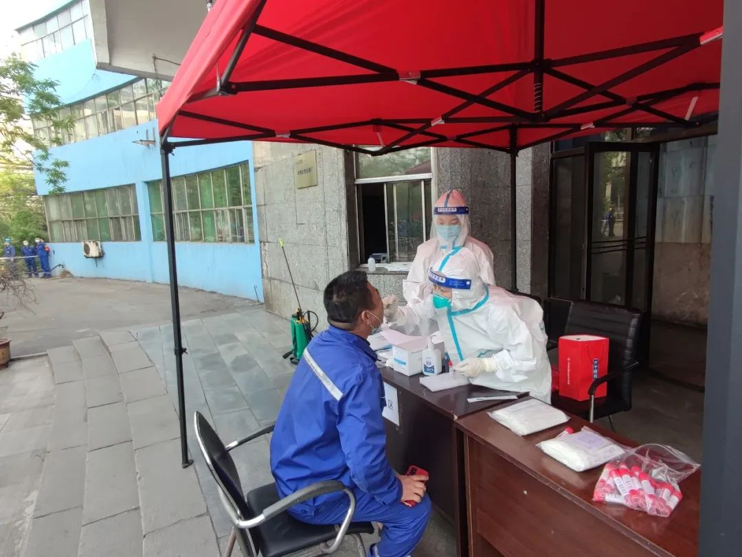 [Work together to fight the epidemic] The nucleic acid detection work in the front area of the Beiying Casting Pipe Company's office building is in order