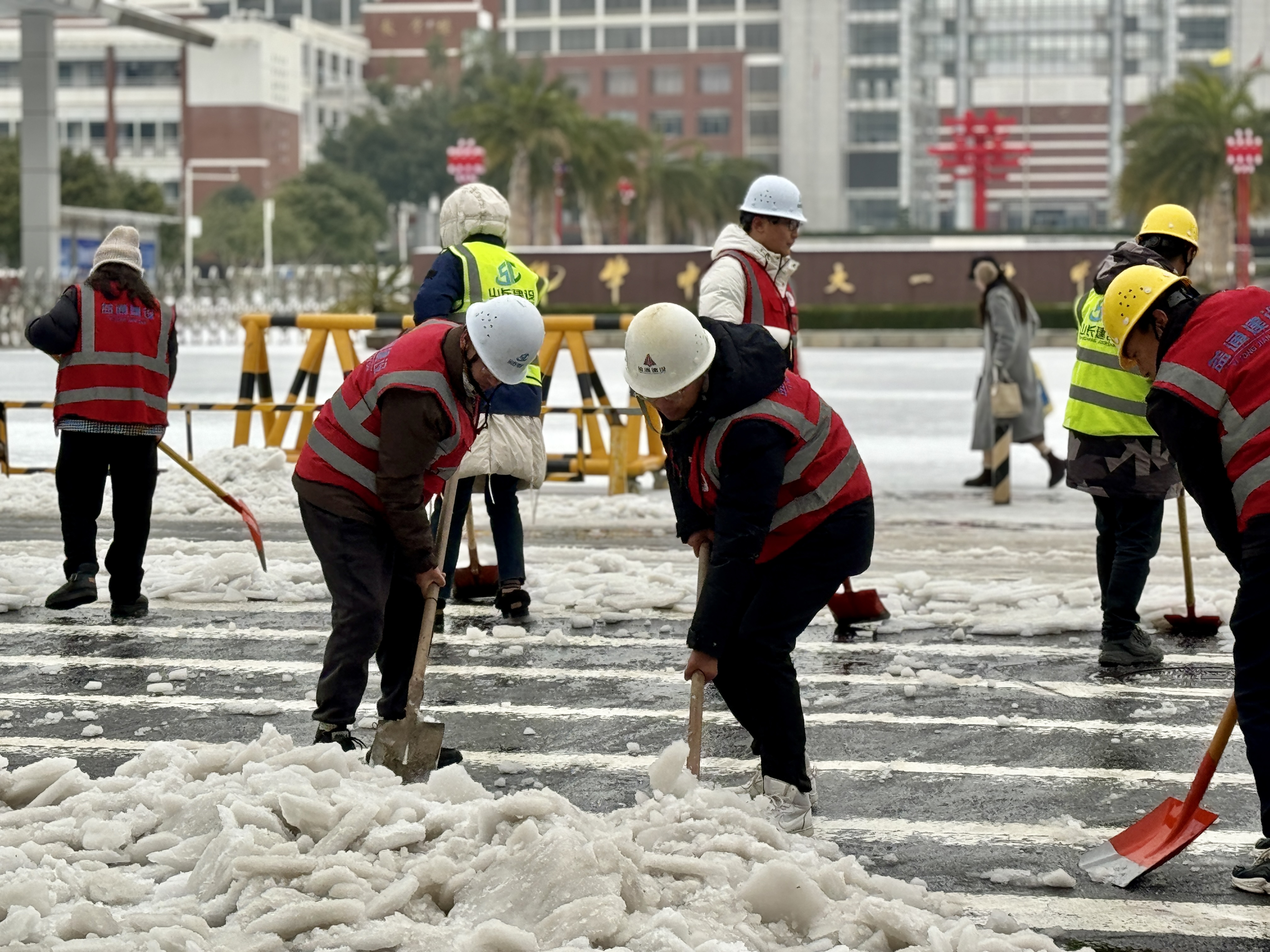 武汉分公司：全员行动齐上阵 铲冰除雪保畅通