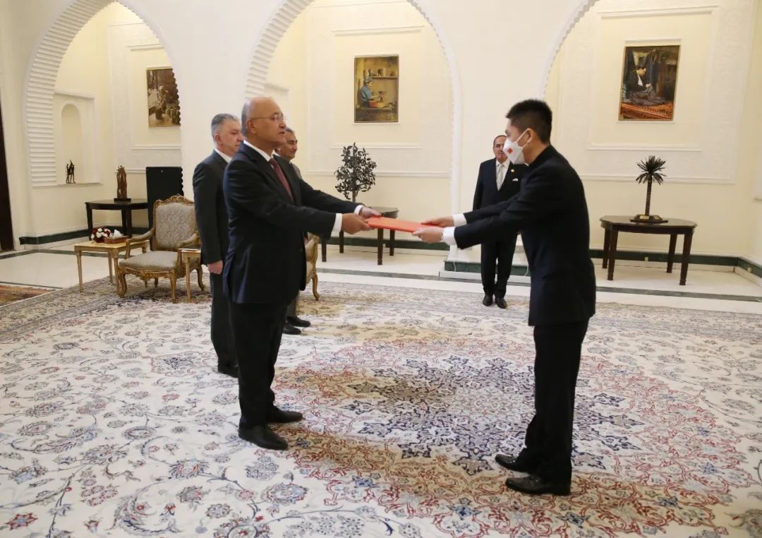 Newly-appointed Ambassador to Iraq Cui Wei presents his credentials