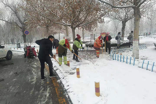 2020年，人和环境启动清雪应急预案，应对河北省多地同时迎来的第一场大雪，铲除积雪清扫道路。
