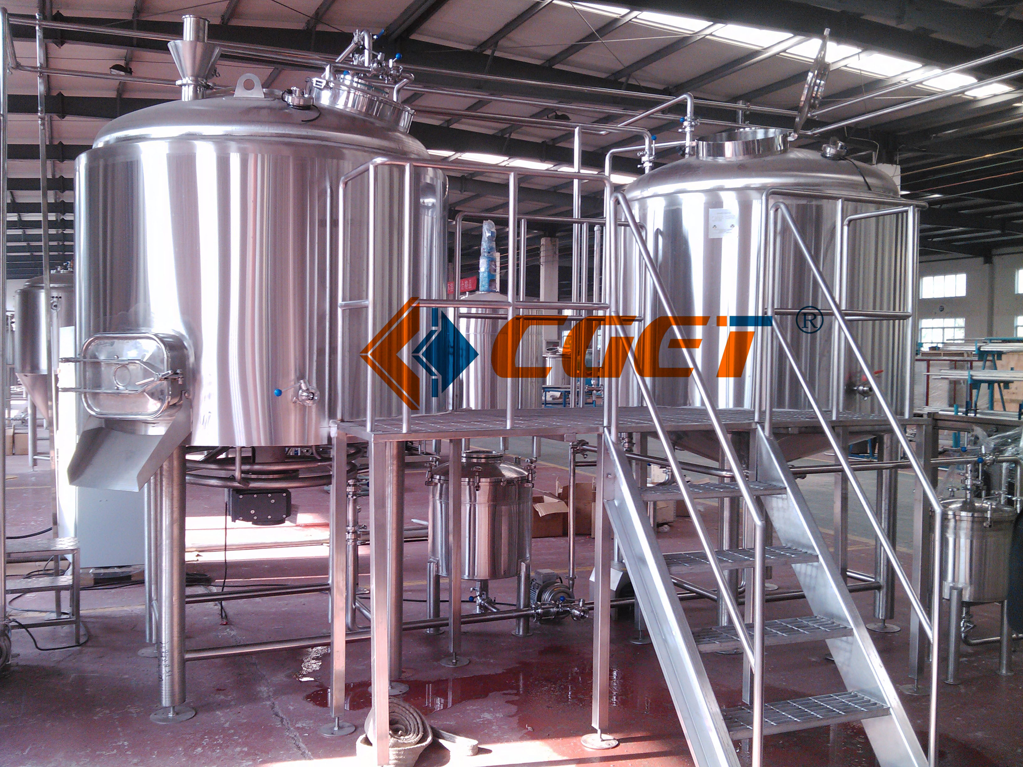 the CGET2500L two-pot two-vessel brewing saccharification system 