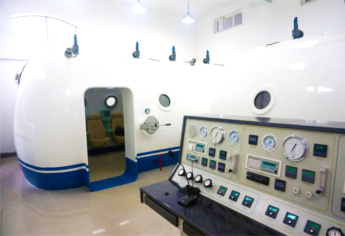 Triple-Cabins Cylinder Model Hyperbaric Oxygen Chamber