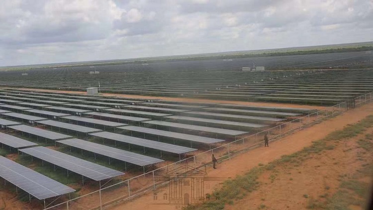 La construcción de plantas de energía fotovoltaica aporta vitalidad y vitalidad a los pueblos africanos