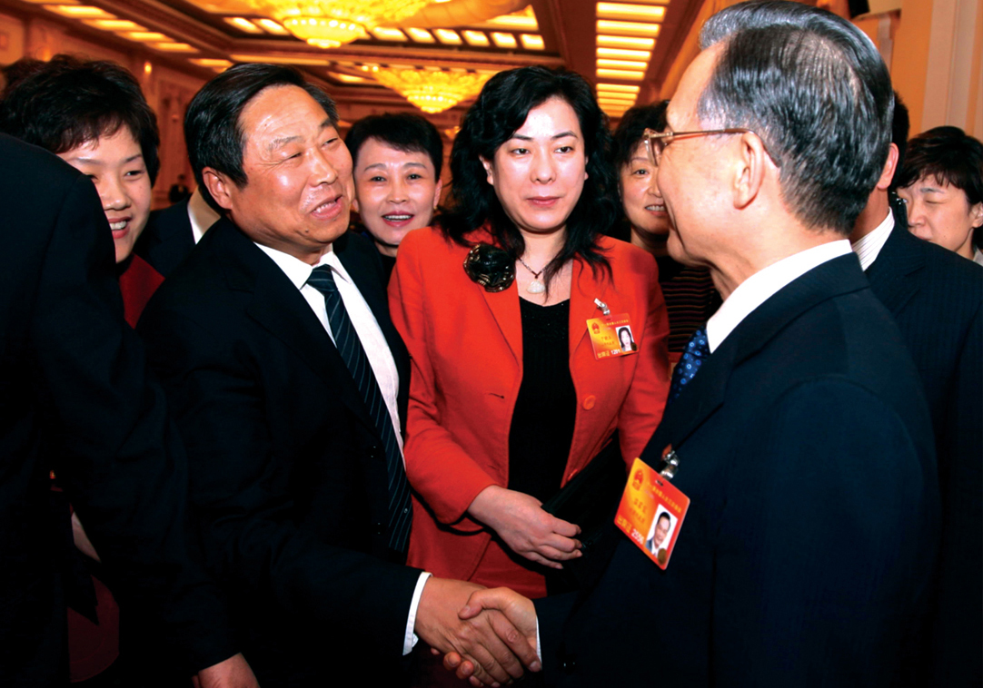 2010年3月8日，刘嘉坤在北京出席第十一届全国人代会第三次会议期间受到温家宝总理亲切接见