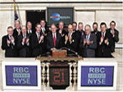 雷勃电气董事会成员和公司管理人员一起敲响纽约交易所的开市钟