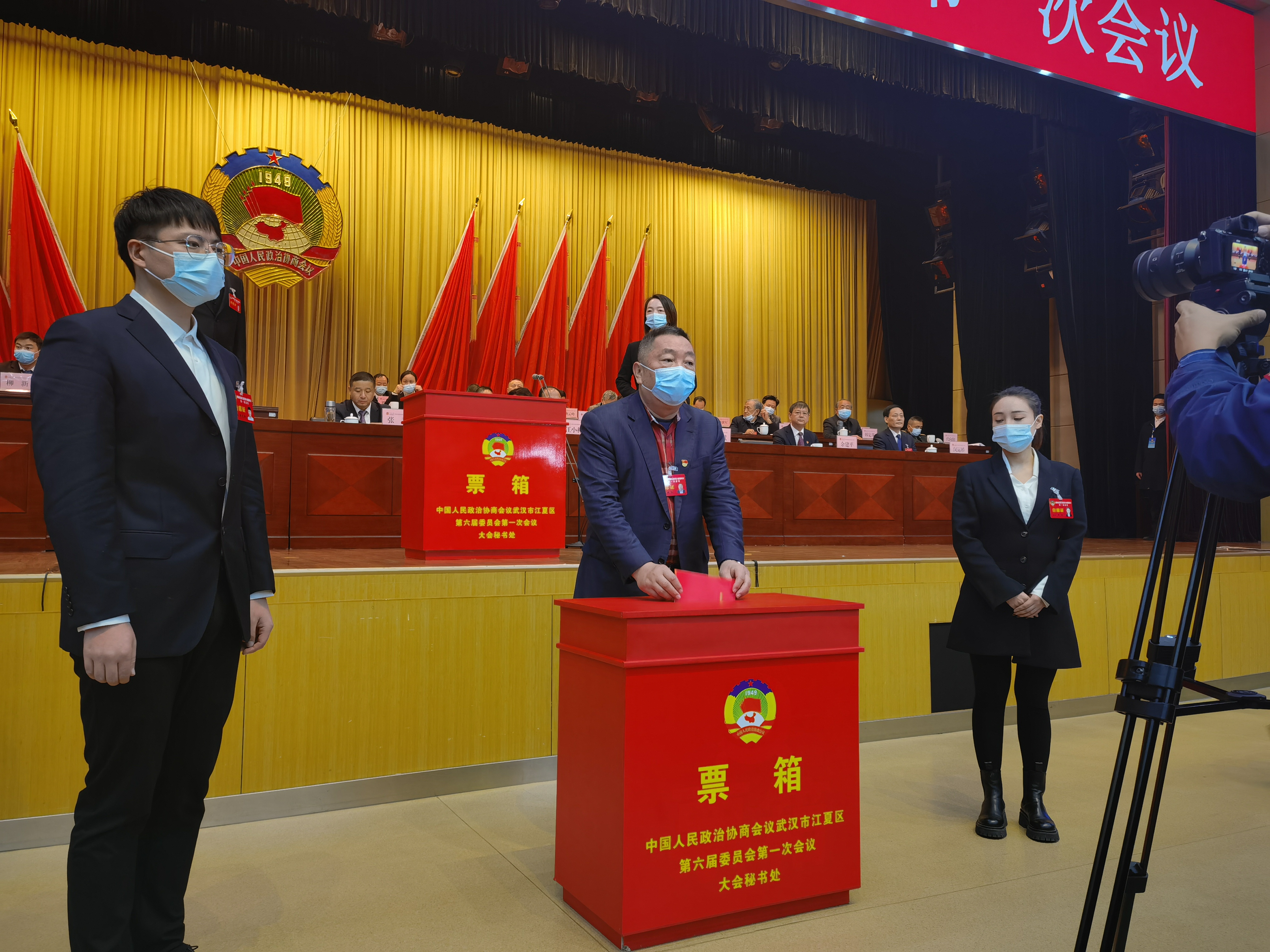 张红总经理区政协会议投下庄严而神圣的一票