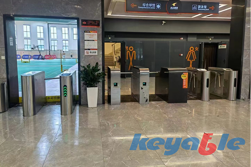 深圳的一家健身房——Keyable的三脚架旋转门