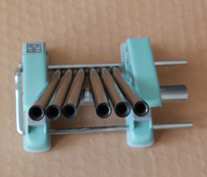 Piston rod for automobile supporting gas spring