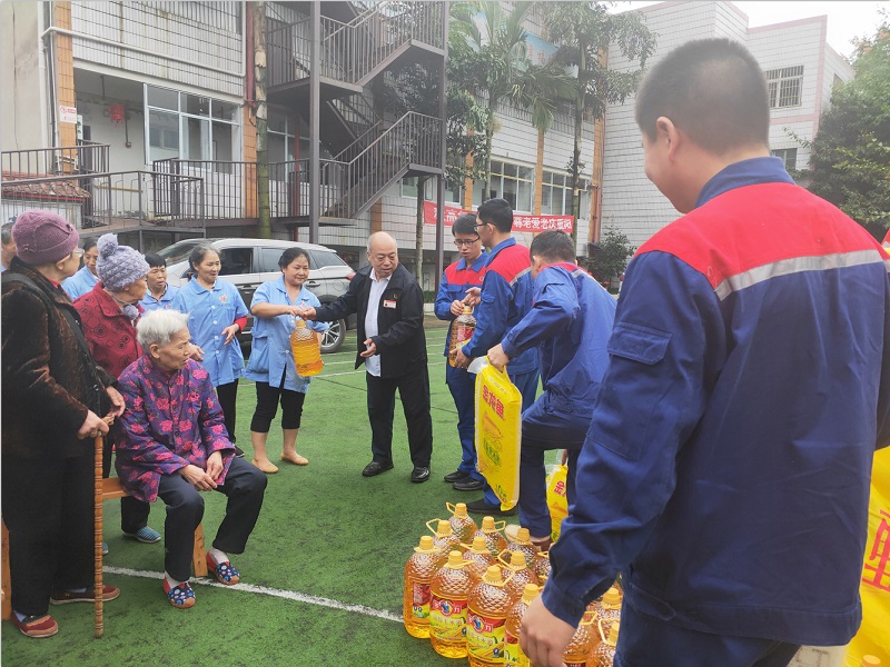 On the afternoon of October 9, 2019, Tonghui Trade Union and the District Federation of Trade Unions and others visited the Shuangjiang Shouerkang Nursing Home in Tongnan to visit the elderly
