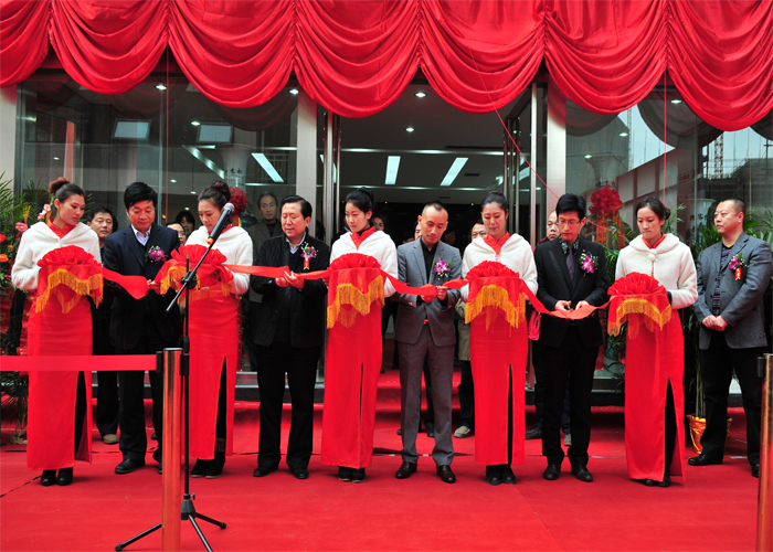 Chairman Chen Jiazhong cut the ribbon for moving to the new address