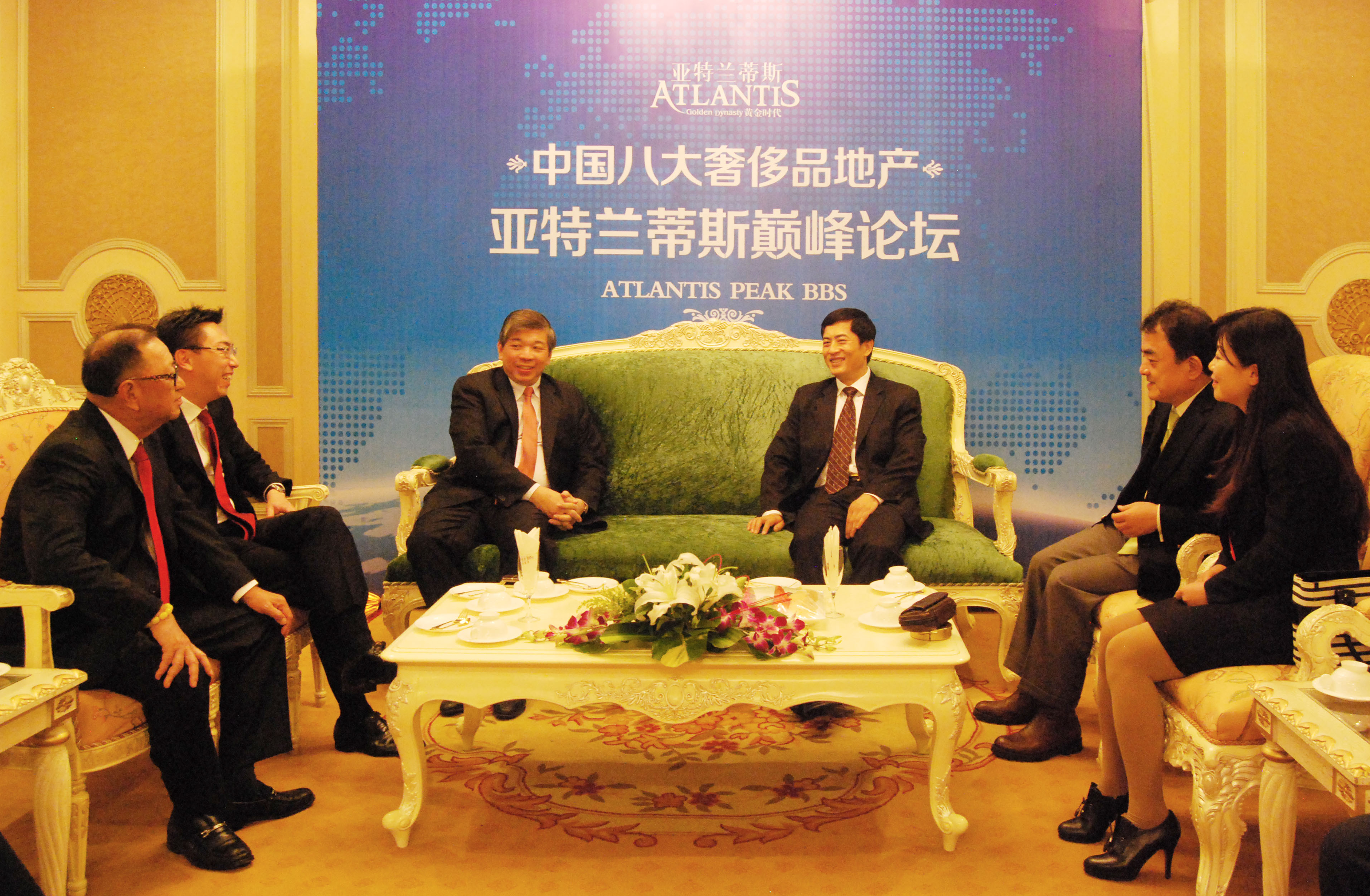 President Bin Chen sitting with President Songsheng Zhang of the Singapore Chinese Chamber of Commerce