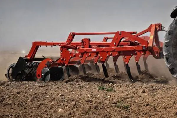 深松机是一种与大马力拖拉机配套使用的耕作机械