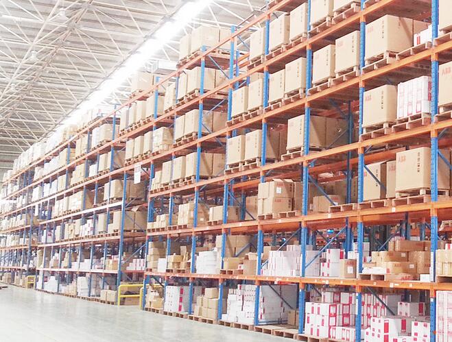 在電商企業倉庫中哪些貨架類型是較為常見的？