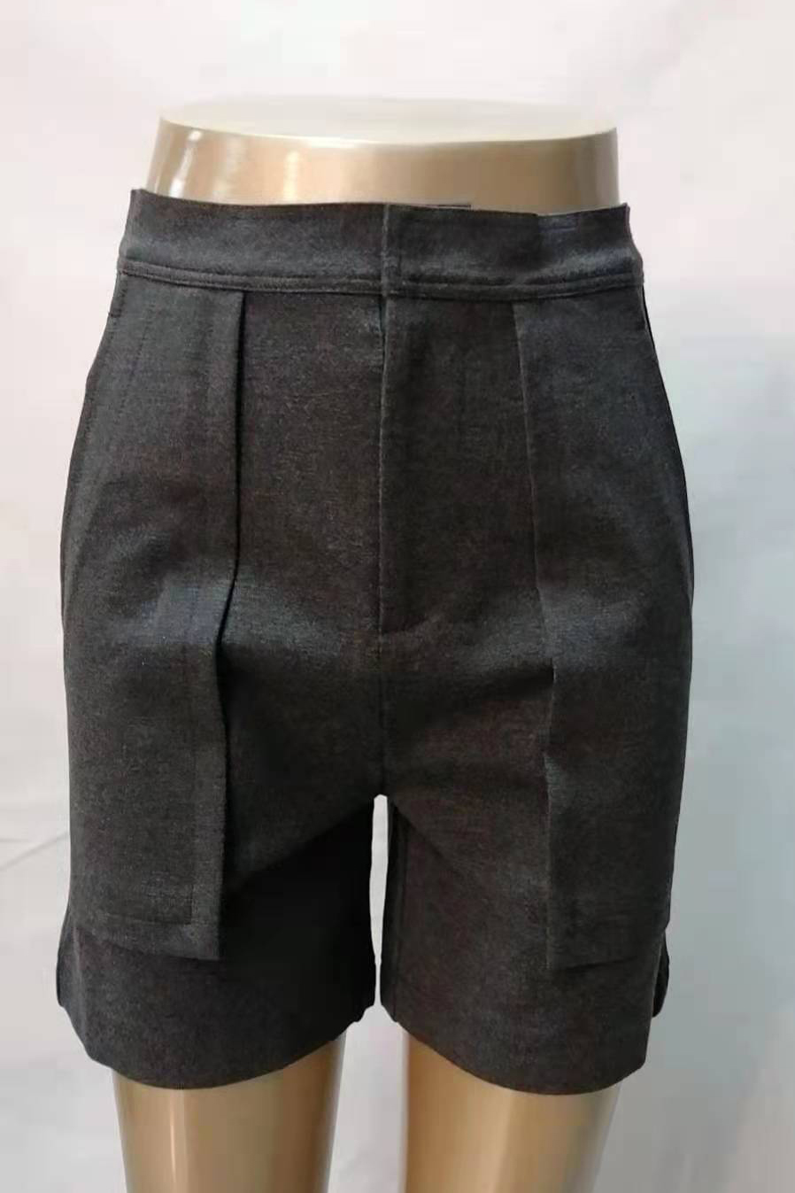 Black half-length pants