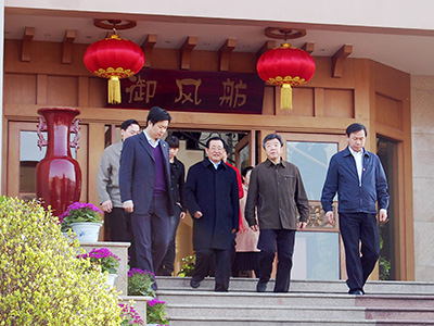中央政治局委员、全国政协副主席王刚（左二）莅临玉京温泉