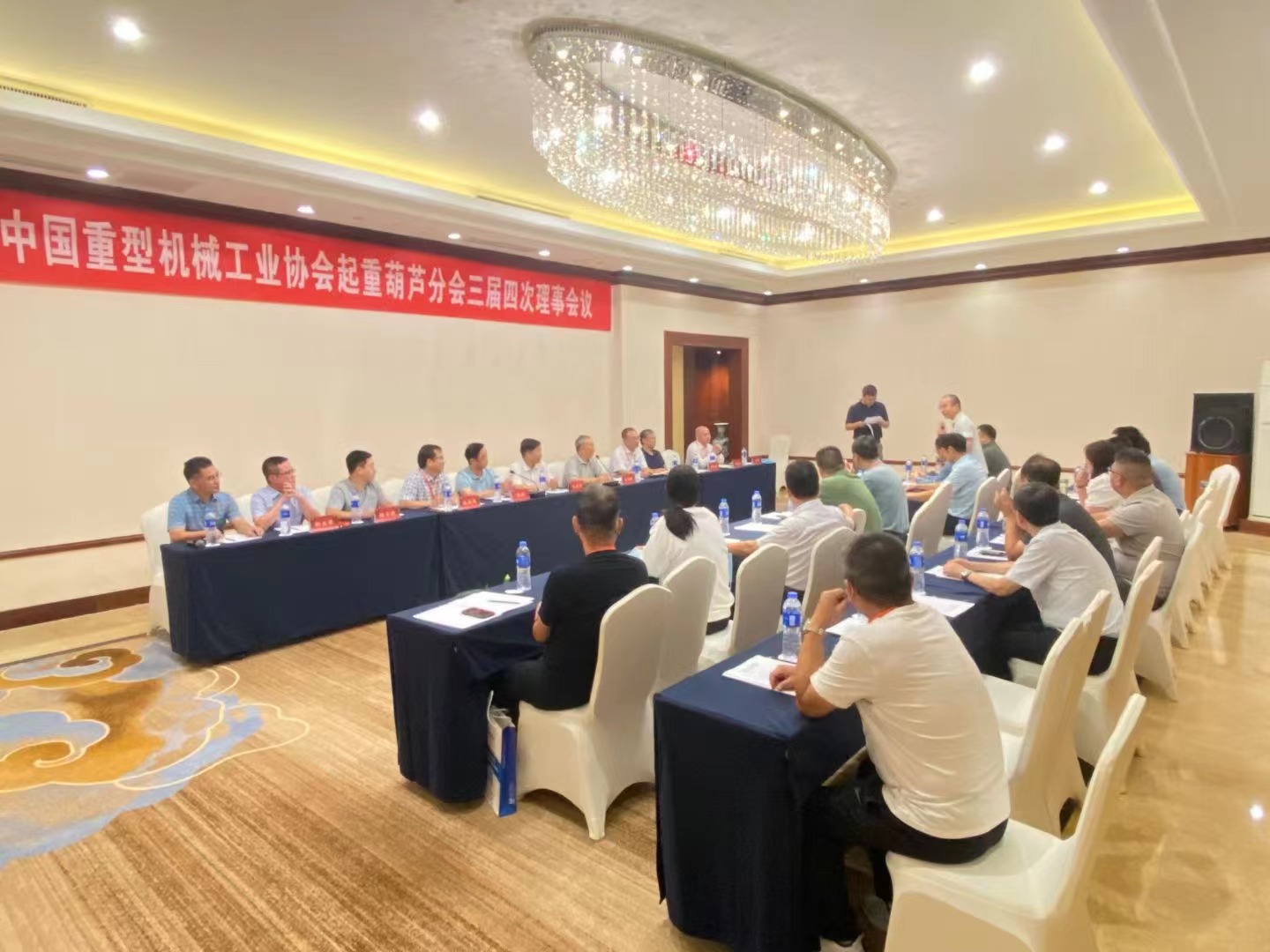 中国重工机械工业协会起重葫芦分会理事单位总结三届四次报告，审议​换届（第四届一次会议）筹备事项，为明日全国159家会员大会制定方针内容流程。