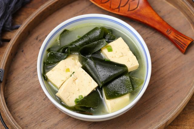 寒い朝に海苔豆腐だしがいかがでしょうか。やり方が簡単だし、時間もかからない。美味しくてお腹も体も温まります。 