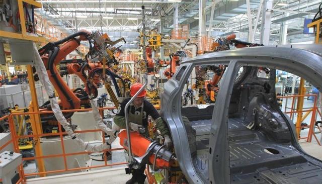 汽车制造现在都在使用机器人，那么它们是如何组装一辆汽车的？