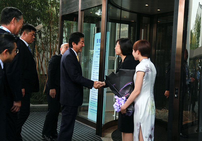 Ma Xiaoqin, General Manager of Sheraton Hotel receives Japanese Prime Minister Shinzo Abe