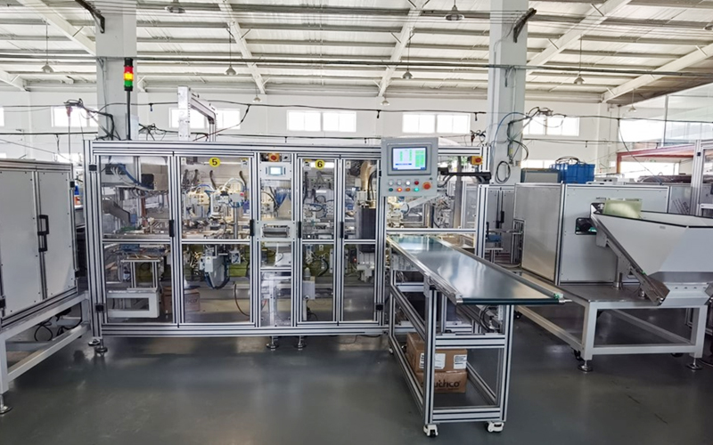Side-pull box lock automatic assembly equipment
