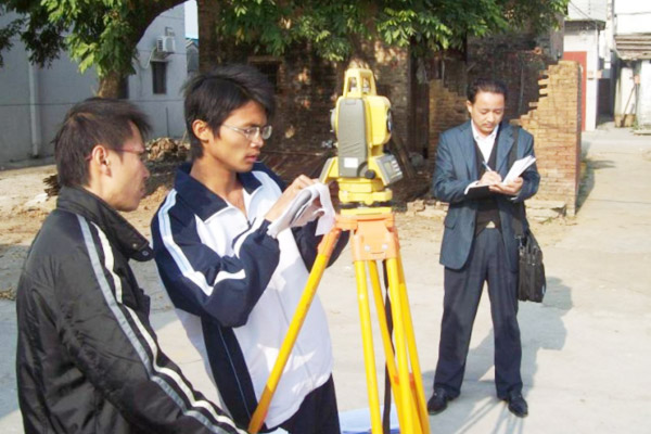 The company staff of the cadastral survey work in Xianning，Hubei