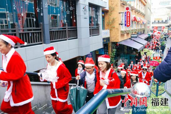 中新网 | 福建泉州“别样”圣诞：“圣诞老人”暴走 公交站台变身