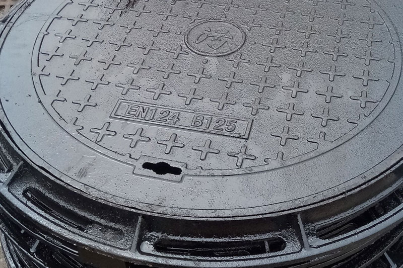 What causes the rust of the manhole cover? How to prevent it