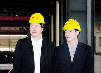 2008年11月，中石油大庆石化分公司副总经理李天书(左)来我公司考察