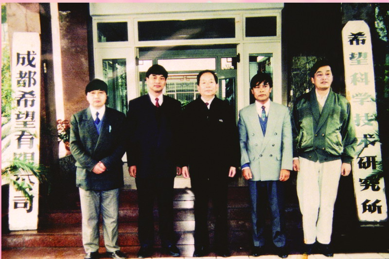 前国家副总理田纪云访问希望科研所。