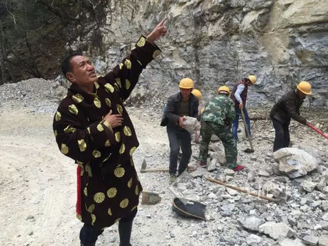 From Multi-millionaire to "Debtor" Tibetan Sina Dingzhu of Yunan Province Constructed a "Cliffside Road" in 10 years