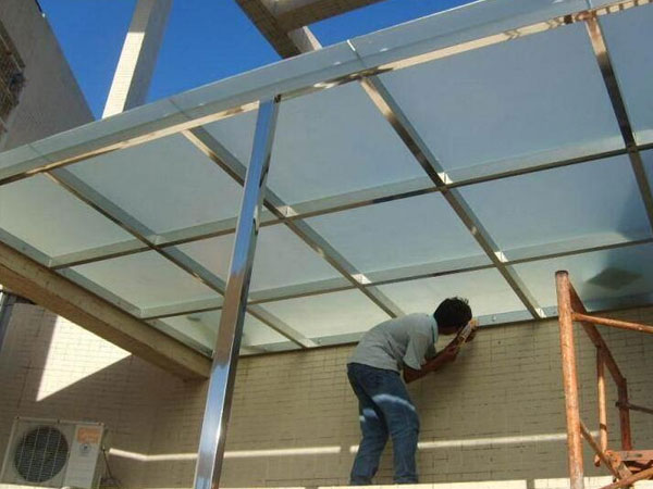 钢结构玻璃雨棚施工步骤是什么？