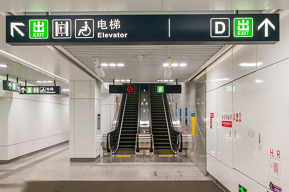 What safety should you pay attention to when taking the escalator in the subway?