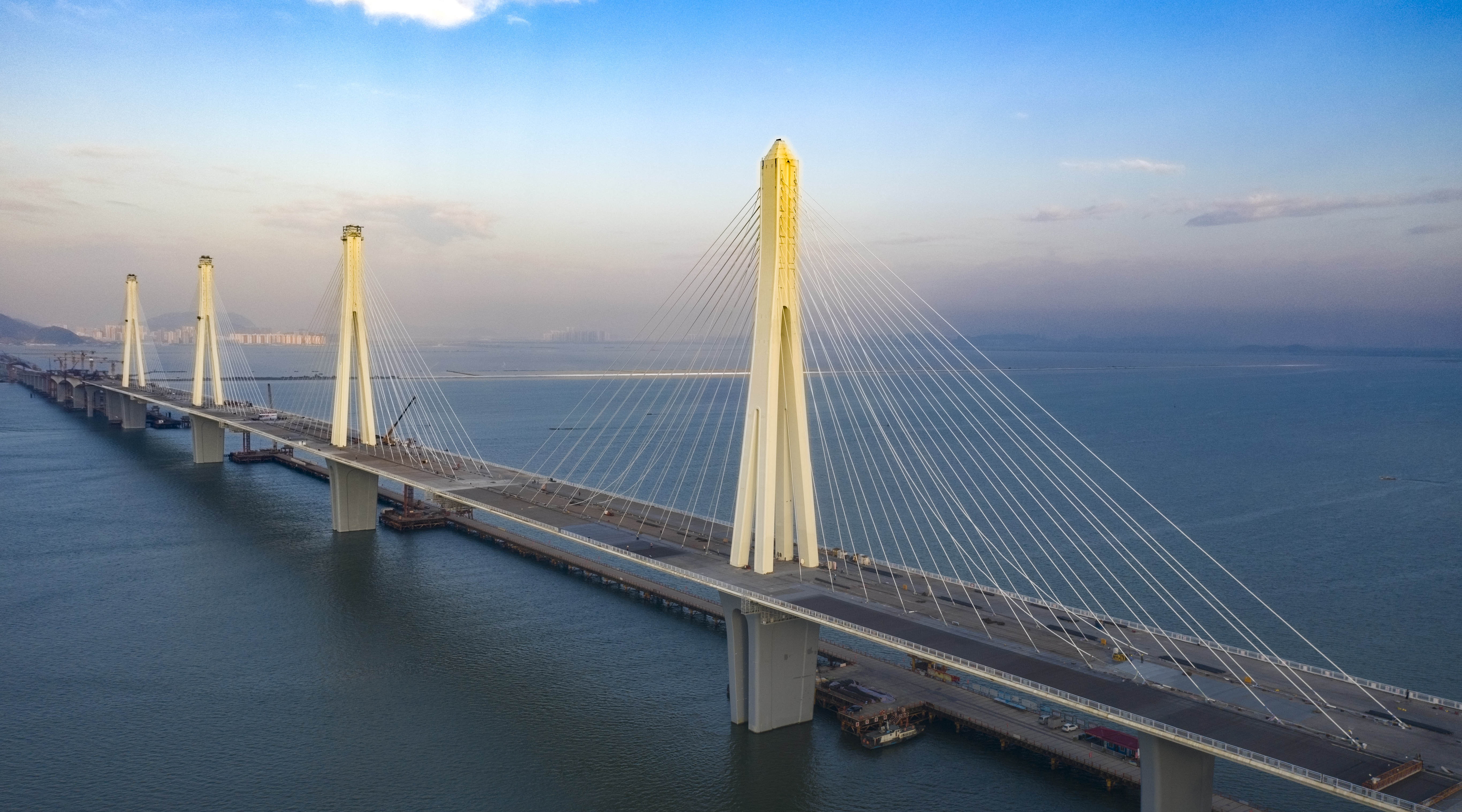 2022年9月5日，中铁九桥参建的世界首座公铁同层多塔斜拉桥——珠机城际金海特大桥主跨钢梁合龙