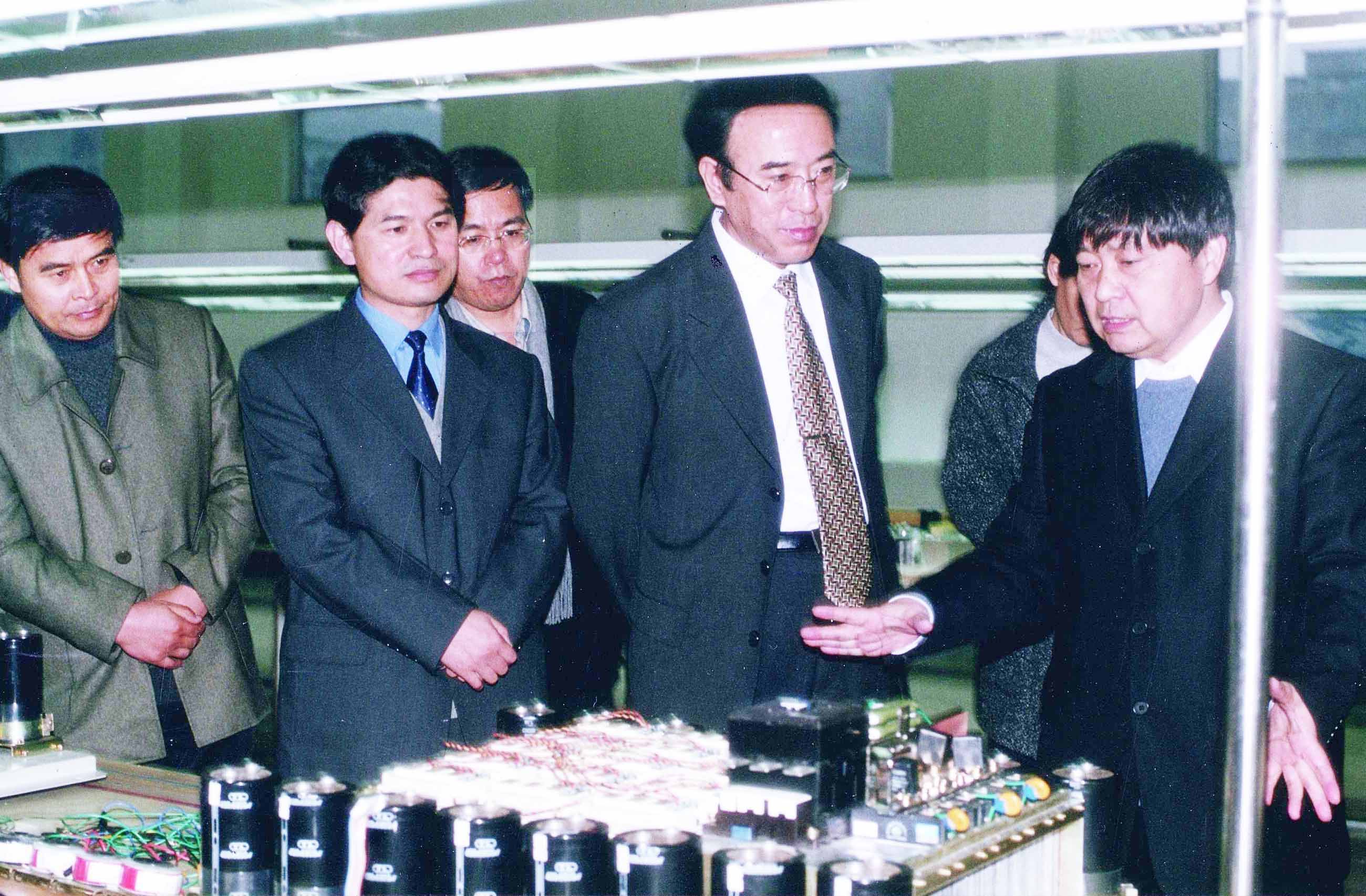 State Intellectual Property Office Commissioner Jingchuan Wang touring the Senlan inverter production line