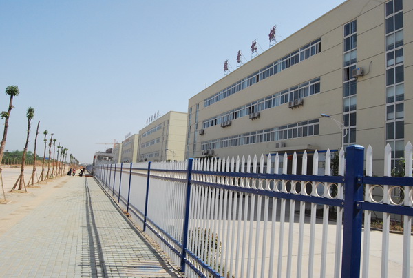 工业园周边安装了防护栏，确保园区企业的安全