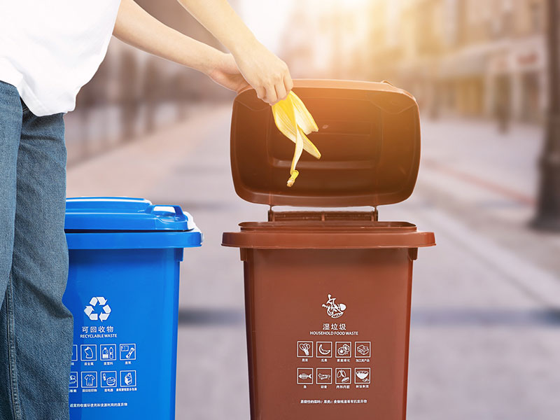 What are the advantages of plastic garbage bins comaring to the other trash bins?