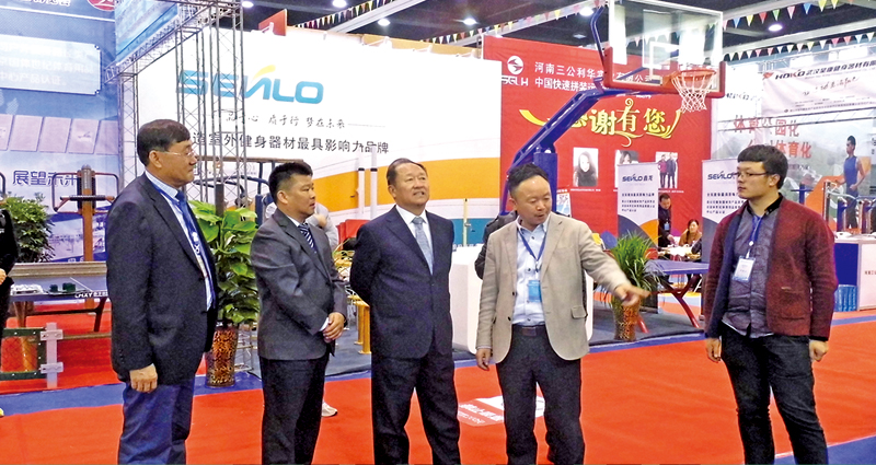 During the Sports Expo, the general manager of the company, Li Ronghai, accompanied the leaders of Xinjiang Sports Bureau to visit