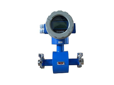 Clamp-connected electromagnetic flowmeter