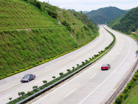 广西南宁某高速公路建设双向土工格栅的应用