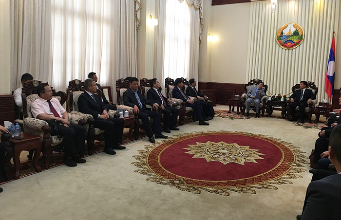 老挝总理府部长会见考察团