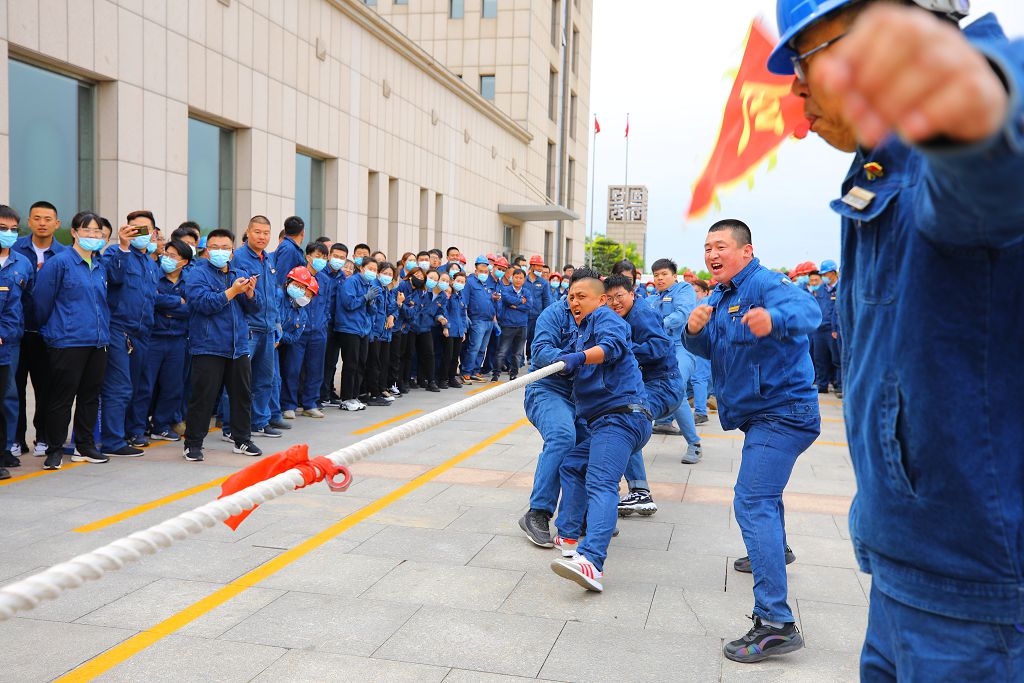 鑫海控股集团举行庆祝五一国际劳动节“第二届鑫海力量杯”拔河比赛 