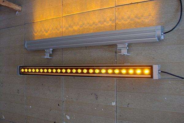 عادة ما يكون التصميم الخارجي لغسالة الجدار LED ممدودًا بالكامل