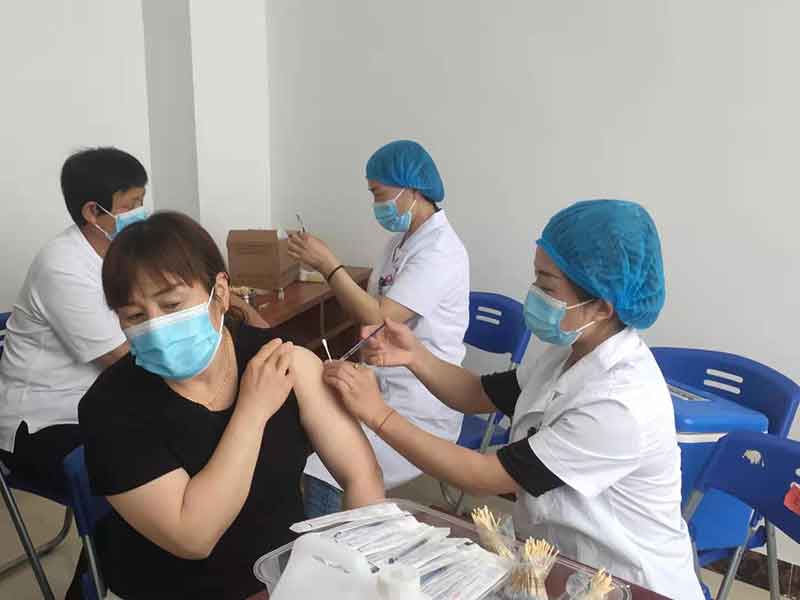 企业员工集体接种第二针新冠病毒疫苗