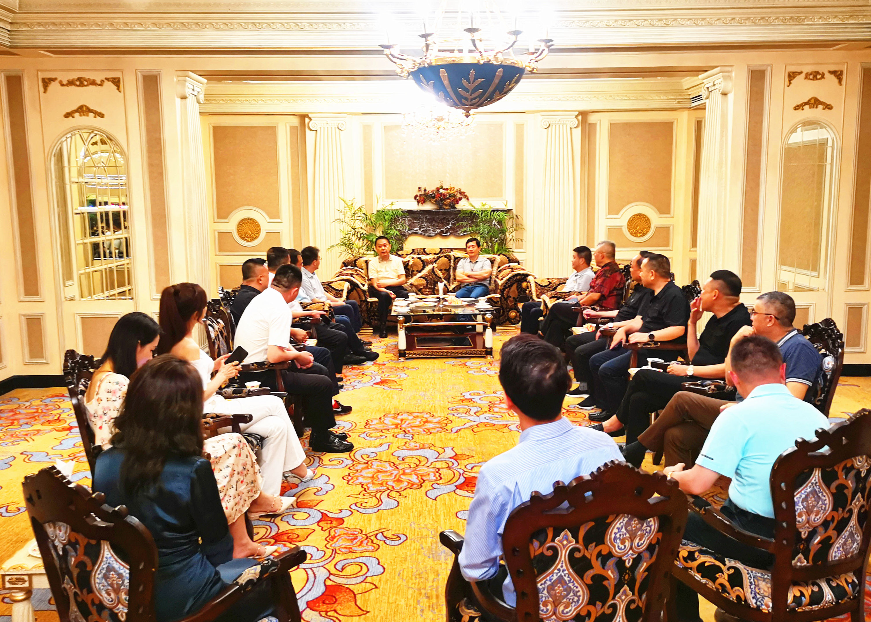 Business Elite Salon Held at Chengdu Homeland Hotel