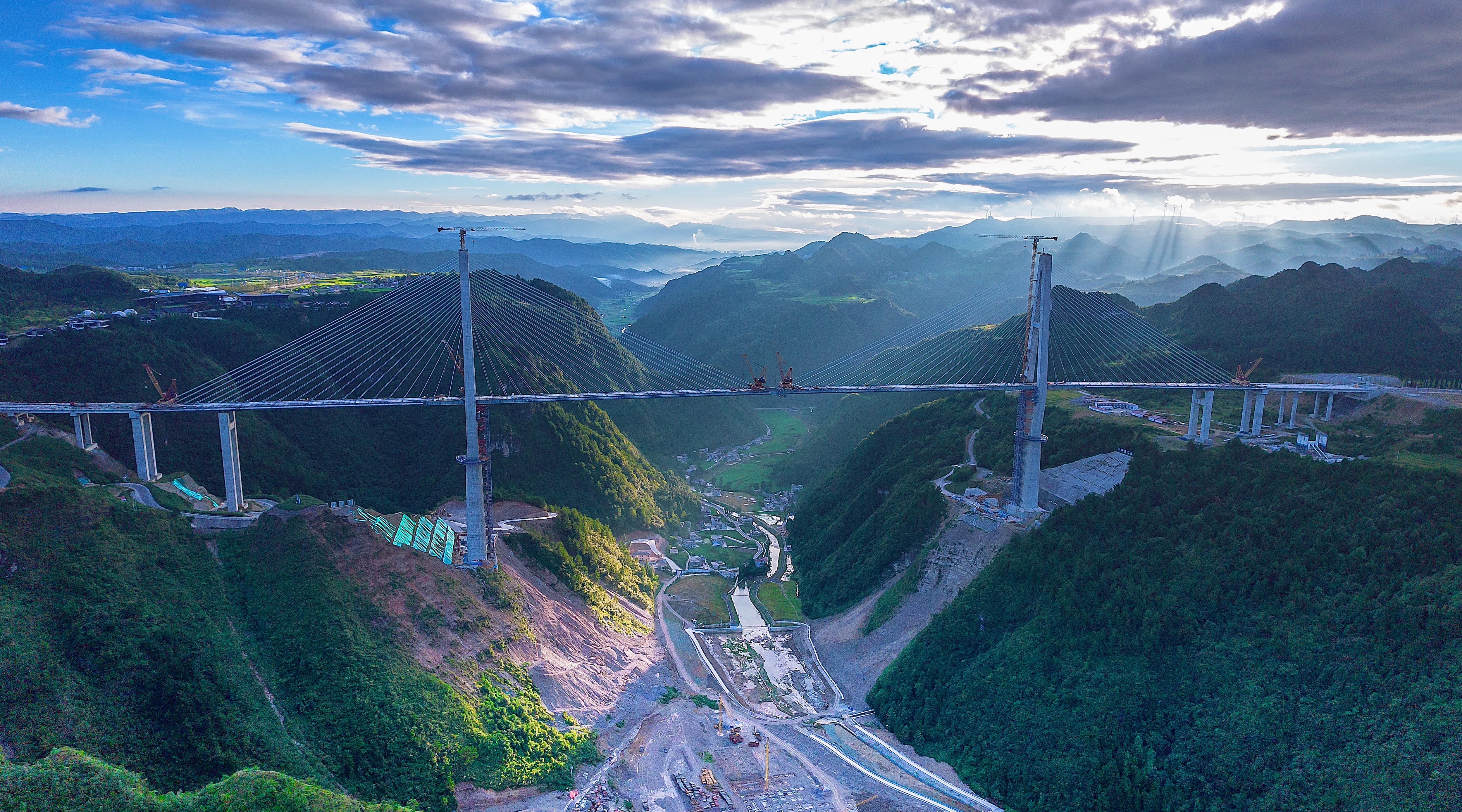 2022年8月19日，中铁九桥参建的世界第一高山峡谷景观斜拉桥——贵州龙里河大桥合龙